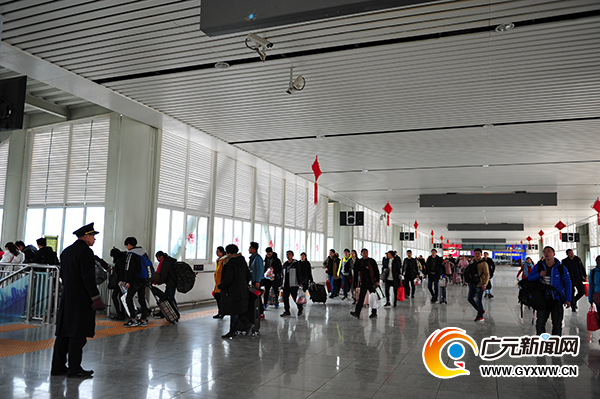 广元火车站迎春节返程高峰 累计发送超过43万人